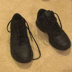 Basketball shoes